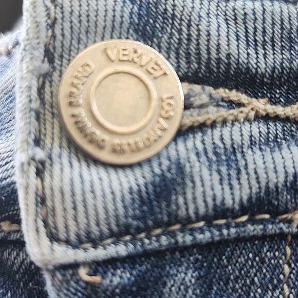 Vervet Distressed Light Blue Wash Cropped Denim Jeans, 28 - Picture 4 of 8